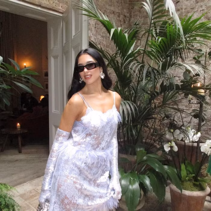 Tháng 7 năm 2022, Dua Lipa tham dự đám cưới trong một chiếc váy Bottega Veneta tuyệt đẹp. Tuy nhiên, nữ ca sĩ cũng bị chỉ trích là thiếu tế nhị khi mặc váy trắng trong đám cưới của người khác.