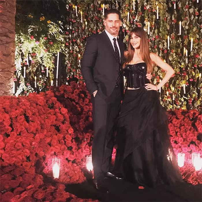 Sofia Vergara diện áo hai dây táo bạo trong đám cưới năm 2017 của người bán hoa nổi tiếng Jeff Leatham.