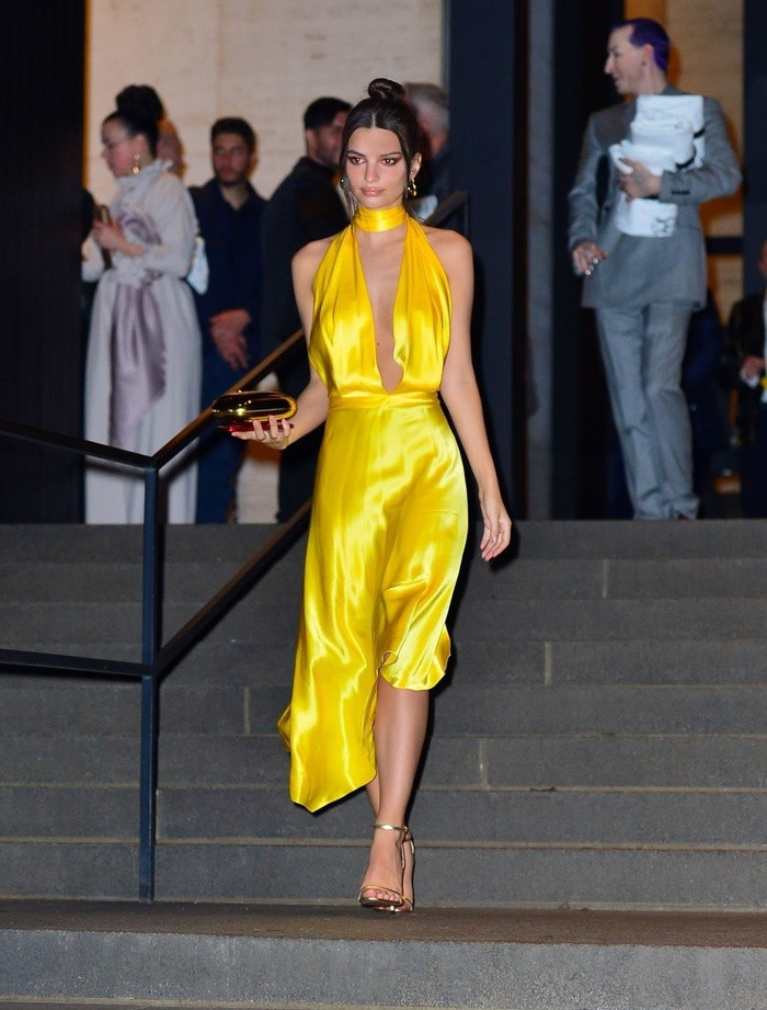 Năm 2019, Emily Ratajkowski xuất hiện trong chiếc váy lụa siêu gợi cảm tại đám cưới của Marc Jacobs và Char Defrancesco.