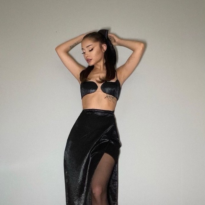 Vera Wang là người thiết kế váy phù dâu cho Ariana Grande trong đám cưới của anh trai Frankie Grande.