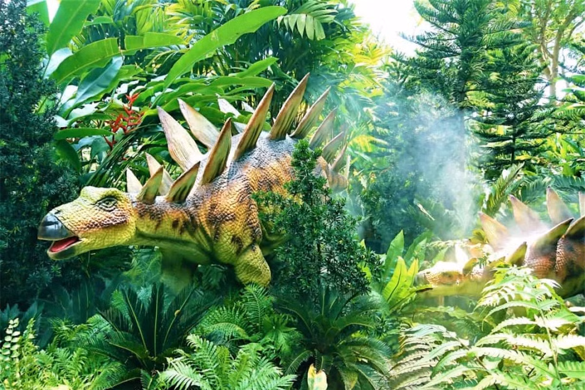 Khủng long đã trải qua hai lần tuyệt chủng vào hai thời kì khác nhau. Lần đầu tiên cách đây 200 triệu năm, cuộc đại tuyệt chủng này được gọi là Trias-Jura, đã khiến rất nhiều loại khủng long trên cạn bị tuyệt chủng, ngay cả những loại bạo chúa. Lần tuyệt chủng thứ hai là cách đây 66 triệu năm, đã quét sạch đi hơn 70% các loại sinh vật trên Trái Đất.