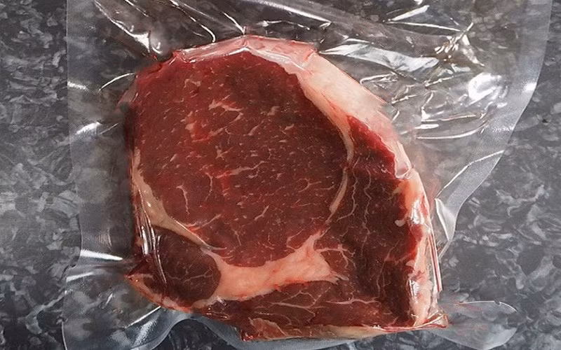 Thit song mua ve bo luon vao tu lanh lieu co dung?