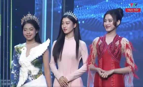 Hoa hau Do Thi Ha va A hau Phuong Nhi chung mot khung hinh