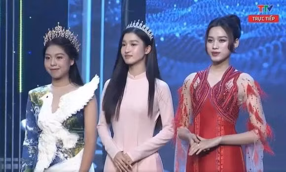 Hoa hau Do Thi Ha va A hau Phuong Nhi chung mot khung hinh-Hinh-2