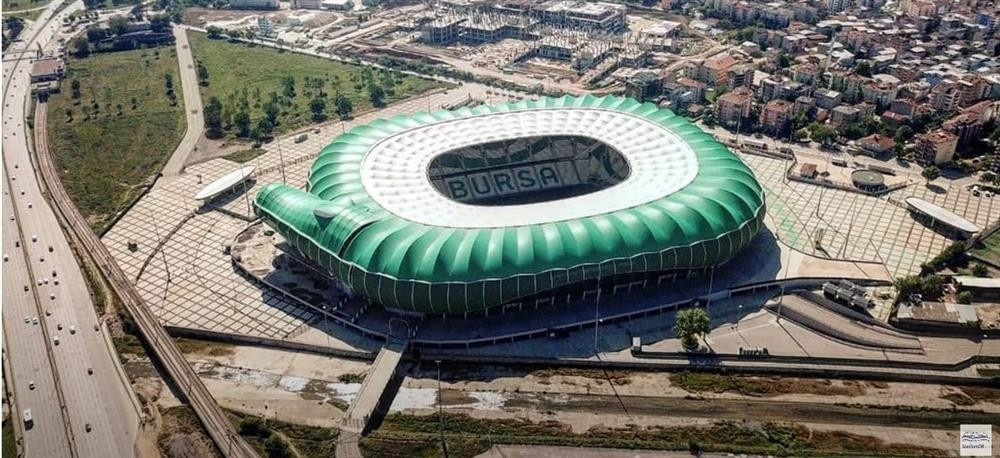 San van dong hinh ca sau xanh khong lo