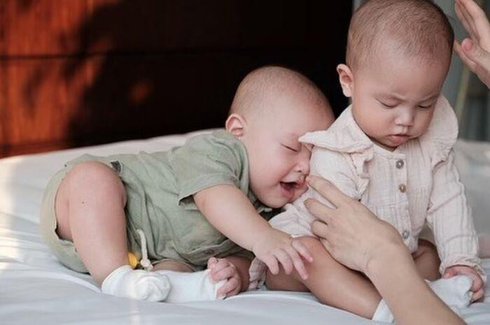 ậu út nhà Hà Hồ - Kim Lý thường xuyên "được nước lấn tới" với chị gái song sinh.