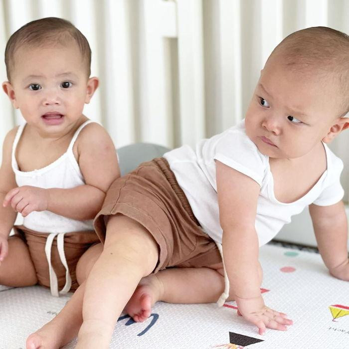 ương mặt chịu trận của Lisa khi bị em trai Leon đè, dân mạng vừa thương vừa buồn cười.