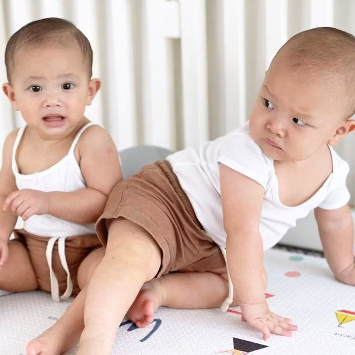 Gương mặt chịu trận của Lisa khi bị em trai Leon đè, dân mạng vừa thương vừa buồn cười.