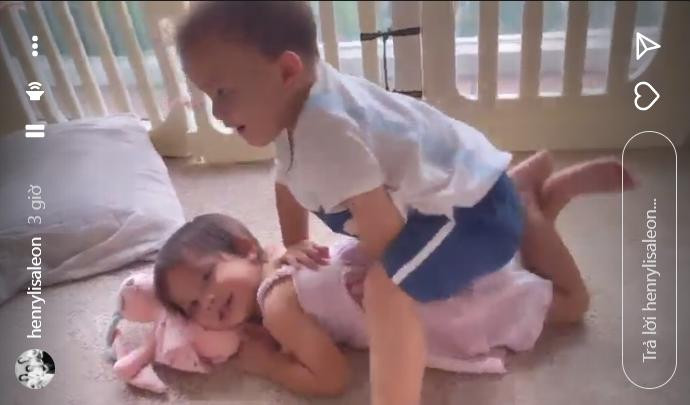 ành động của nhóc tỳ khiến người thân bên cạnh "khóc thét". Đây không phải lần đầu tiên Leon có hành động "lấy thịt đè người" chị gái song sinh. Với sự phát triển vượt trội về mặt thể chất cùng với tính cách hiếu động, tinh nghịch, Leon nhiều lần khiến Hà Hồ "khóc thét" khi lấn lướt Lisa. Dù không ít lần được mẹ dặn dò, song quý tử nhà Hà Hồ - Kim Lý vẫn 5 lần 7 lượt "kèn cựa" chị gái, khiến dân mạng bật cười nhận xét "bá đạo không ai bằng".