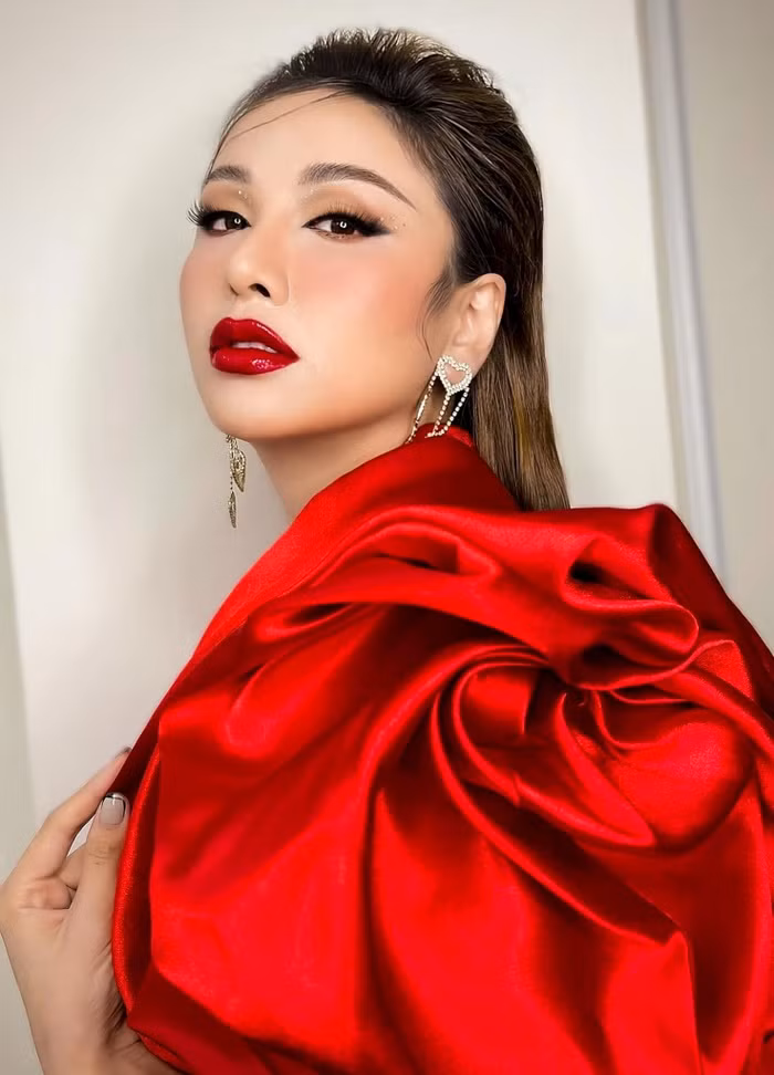 Hoa hau Diem Huong gap phai su co giao thong khien nhieu nguoi lo lang-Hinh-9