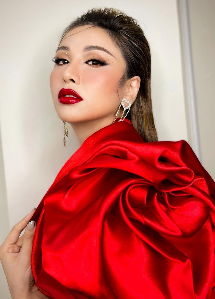 Hoa hau Diem Huong gap phai su co giao thong khien nhieu nguoi lo lang-Hinh-10