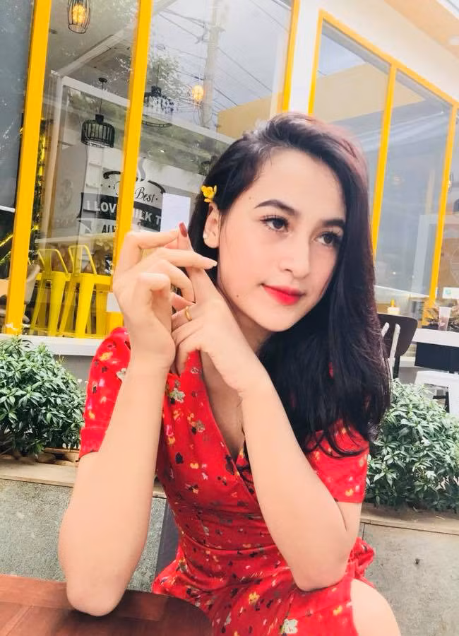 Co gai E-de moi lan di an hang la 