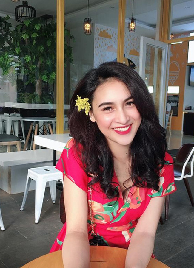 Co gai E-de moi lan di an hang la 