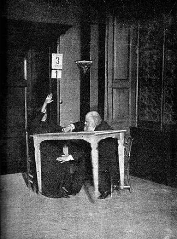 Giải mã bí ẩn về người phụ nữ có thể nói chuyện với người đã chết ảnh 2