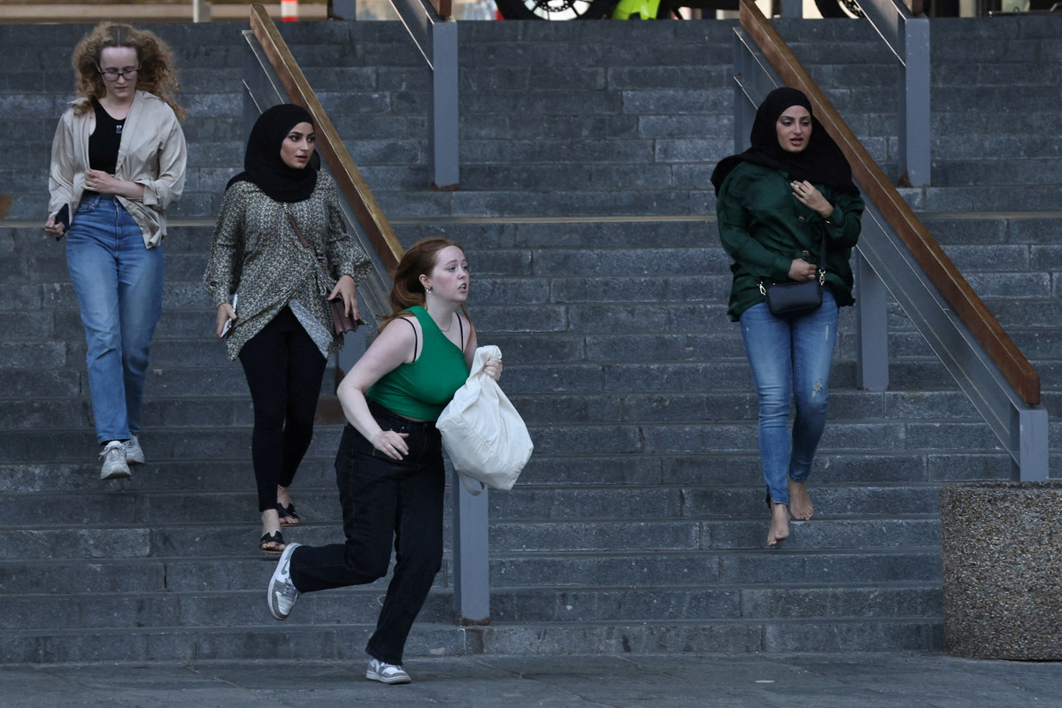 Joachim Olsen, một vận động viên và cựu chính khách, cho biết đang trên đường tới phòng Gym ở Field's thì thấy nhiều người chạy ra ngoài. "Tôi xin lỗi khi nói điều này, nhưng cảnh tượng giống như những gì bạn thấy ở một vụ xả súng tại trường học Mỹ, nhiều người chạy ra với cánh tay đang che đầu", Oslen nói.