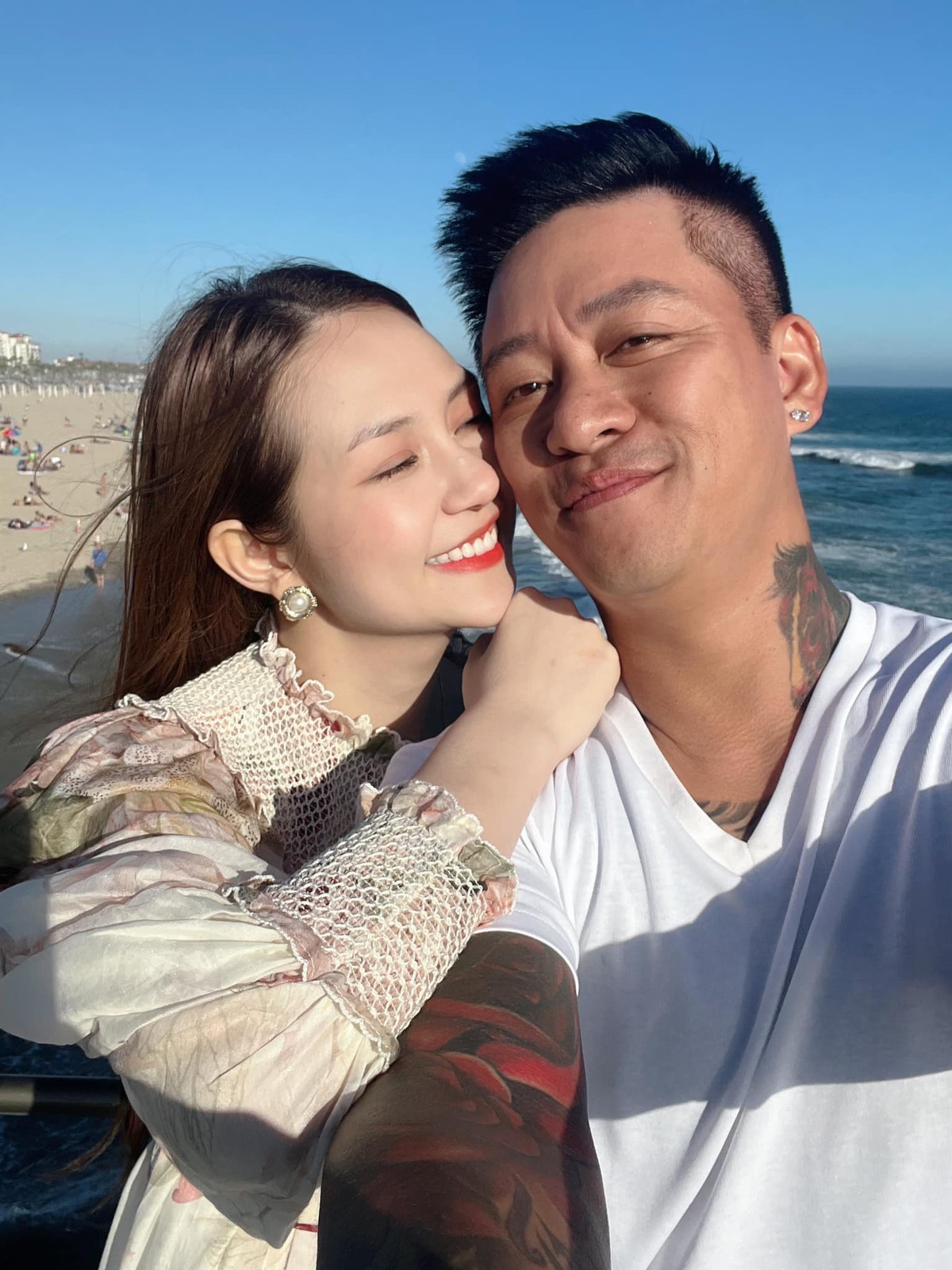 Vợ kém 12 tuổi của Tuấn Hưng: 'Ông xã lãng mạn hơn tôi!' - Hình 4 Vo kem 12 tuoi cua Tuan Hung: 'Ong xa lang man hon toi!'-Hinh-4