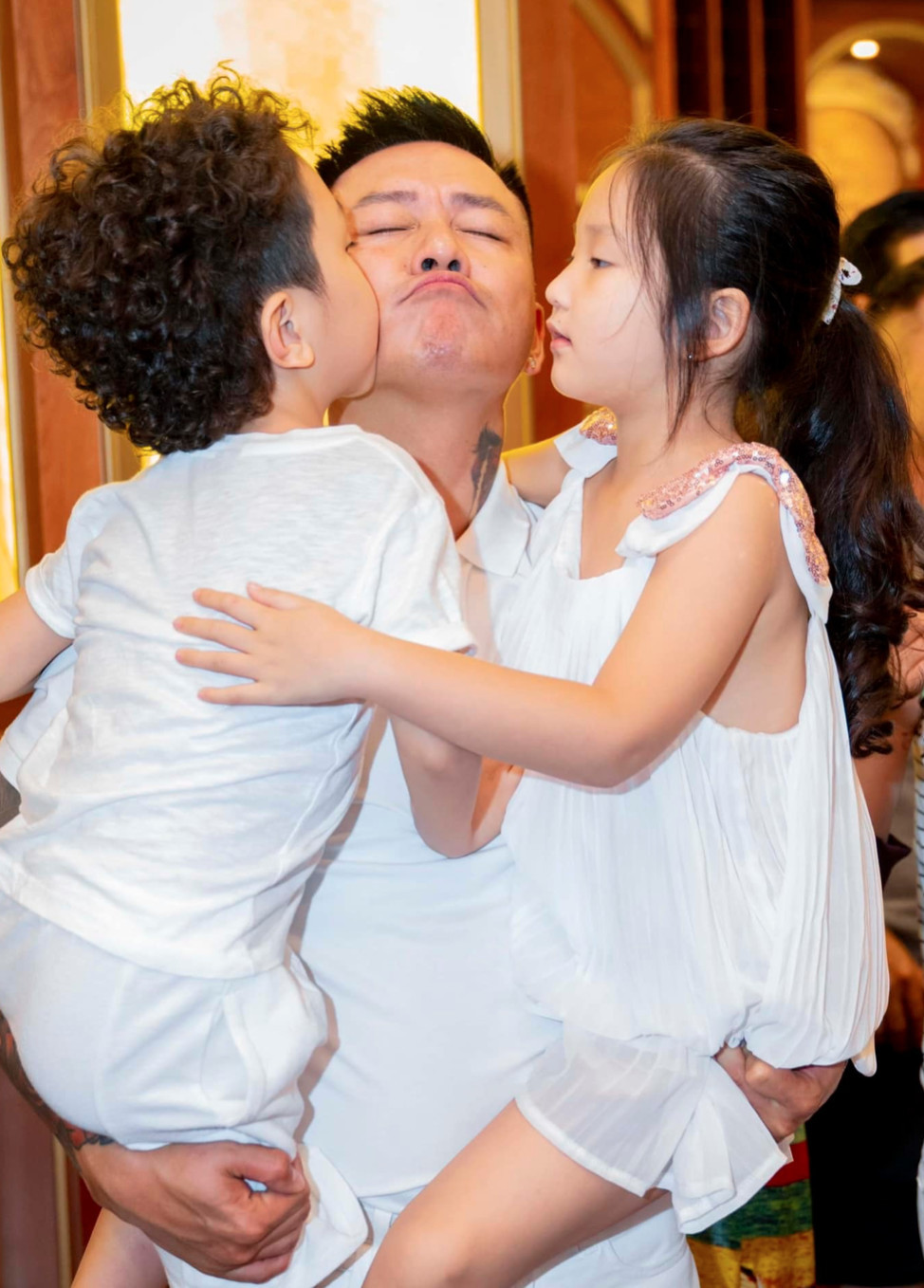 Vợ kém 12 tuổi của Tuấn Hưng: 'Ông xã lãng mạn hơn tôi!' - Hình 3 Vo kem 12 tuoi cua Tuan Hung: 'Ong xa lang man hon toi!'-Hinh-3