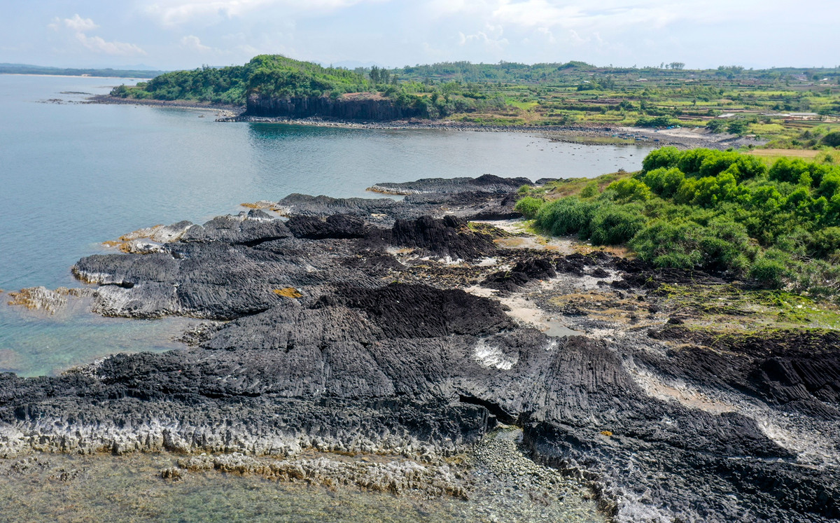 Nằm cách trung tâm TP Quảng Ngãi về phía bắc 35 km, di sản thiên nhiên Gành Yến được người dân nơi đây ví von là "nàng công chúa ngủ quên" ở làng chài thôn Thanh Thủy, xã Bình Hải, huyện Bình Sơn, tỉnh Quảng Ngãi.