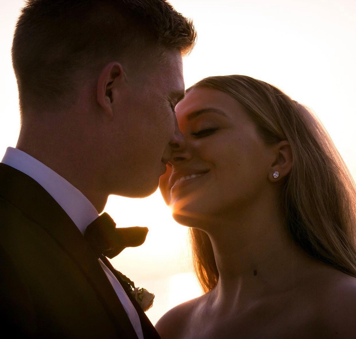 Dù vợ không thường xuất hiện trên khán đài cổ vũ chồng, De Bruyne vẫn không ngần ngại khẳng định trên The Players Tribune: "Cô ấy đã thay đổi cuộc đời tôi theo rất nhiều cách. Thành thật mà nói, tôi không biết mình sẽ làm gì nếu không có cô ấy. Michele hy sinh tất cả để rời đi cùng tôi khi cô ấy 19 tuổi. Cô ấy giúp tôi theo đuổi ước mơ của mình".