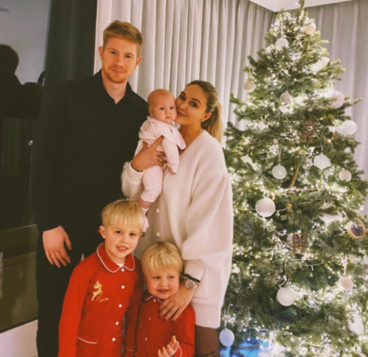 Năm 2016, tuyển thủ Bỉ và vợ chào đón con trai đầu lòng, Mason Milian De Bruyne. Con trai thứ hai, Rome, chào đời vào năm 2019. Cuối năm 2020, cặp đôi có tiểu công chúa Suri.