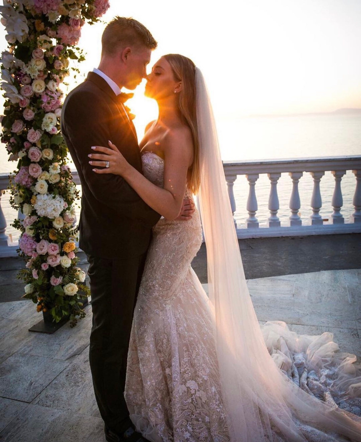 Tháng 12/2016, De Bruyne cầu hôn Michele dưới chân tháp Eiffel ở Paris. Cặp đôi tổ chức lễ cưới xa hoa ở Italy vào năm 2017.