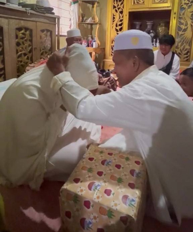 Vợ chồng làm đám cưới lại sau 16 năm ly hôn Vo chong lam dam cuoi lai sau 16 nam ly hon