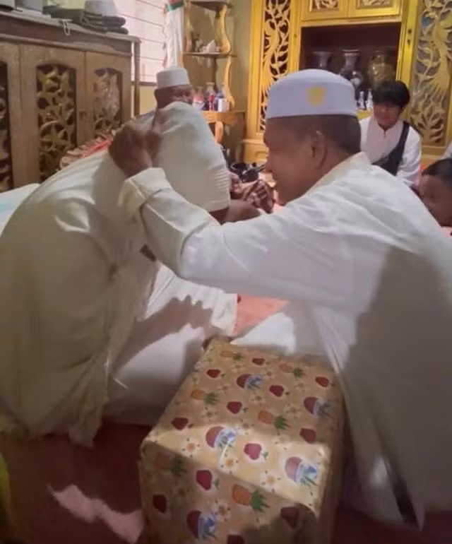 Vợ chồng làm đám cưới lại sau 16 năm ly hôn Vo chong lam dam cuoi lai sau 16 nam ly hon