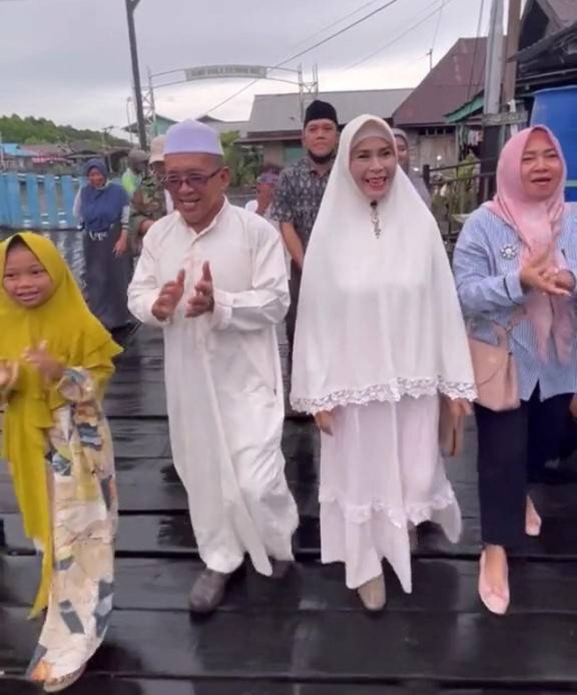 Vợ chồng làm đám cưới lại sau 16 năm ly hôn - Hình 2 Vo chong lam dam cuoi lai sau 16 nam ly hon-Hinh-2