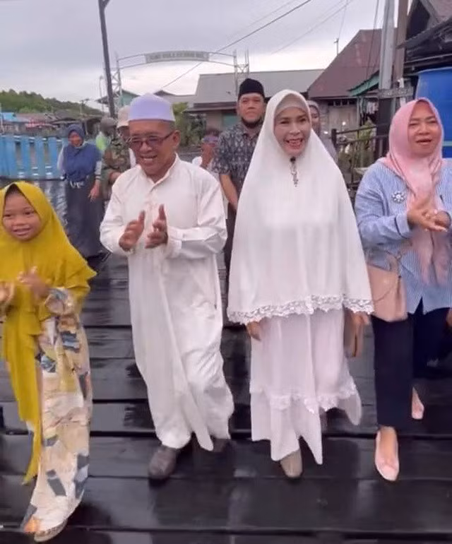 Vợ chồng làm đám cưới lại sau 16 năm ly hôn - Hình 2 Vo chong lam dam cuoi lai sau 16 nam ly hon-Hinh-2