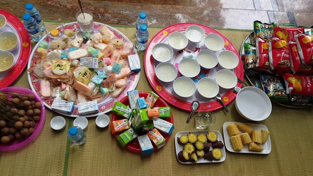 Ngoài ra, cần đặc biệt chú ý không ăn vụng đồ khi cúng cô hồn. Đến rằm tháng 7, nhà nào cũng làm mâm cúng cô hồn để ban phát đồ ăn, thức uống cho các linh hồn, quỷ đói, nhưng nếu ăn đồ của người âm mà chưa cúng hoặc chưa xin phép sẽ rước họa vào thân.