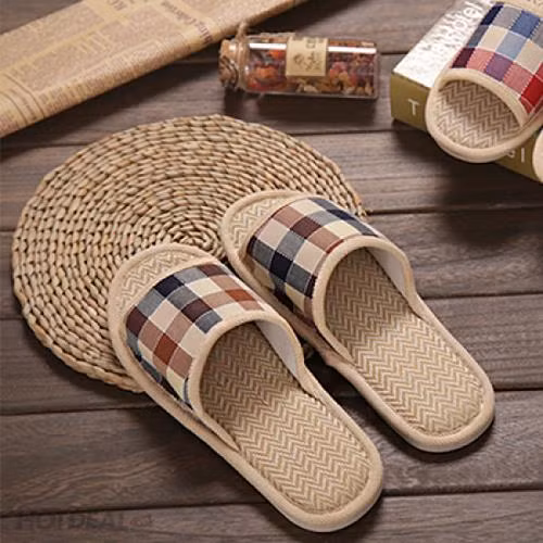 Không để mũi dép hướng về phía giường. Khi đi ngủ, bạn tuyệt đối không được để mũi dép hướng về phía giường bởi đây sẽ là dấu hiệu để ma quỷ nhận biết rằng có người sống đang ở đây vì thế chúng sẽ lên ngủ cùng với bạn. 