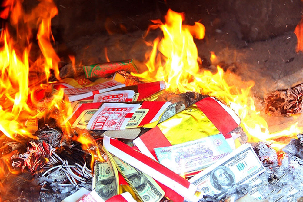 Kiêng đốt vàng mã tùy tiện. Không tùy tiện đốt tiền vàng, vàng mã trong tháng cô hồn vì việc này có thể khiến ma quỷ lang thang khắp nơi bu quanh bạn nhiều hơn, quấy nhiễu cuộc sống của bạn.