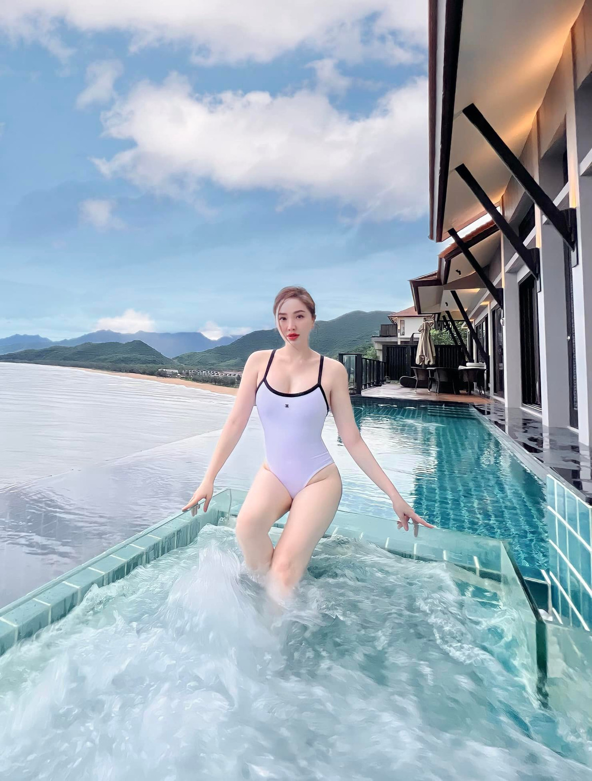 Loat my nhan Viet nong bong voi bikini