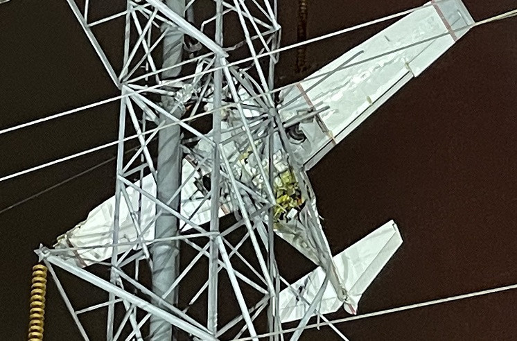 Máy bay mắc vào đường dây cao thế, hàng chục nghìn người mất điện - Hình 2 May bay mac vao duong day cao the, hang chuc nghin nguoi mat dien-Hinh-2