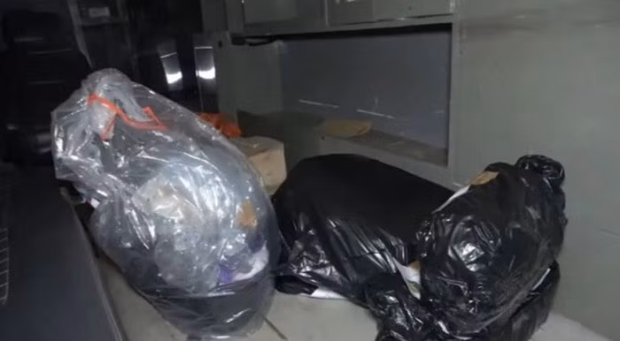 Chu nha 'rung roi chan tay' phat hien ra 7 bao thai trong hop giay