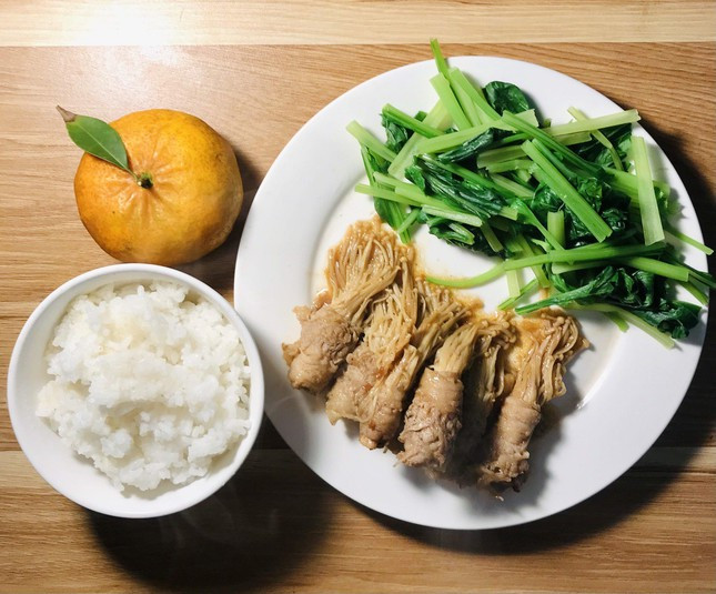 Bạn trẻ yêu bếp trổ tài với những bữa 'cơm sinh viên' đầy dinh dưỡng - Hình 2 Ban tre yeu bep tro tai voi nhung bua 'com sinh vien' day dinh duong-Hinh-2