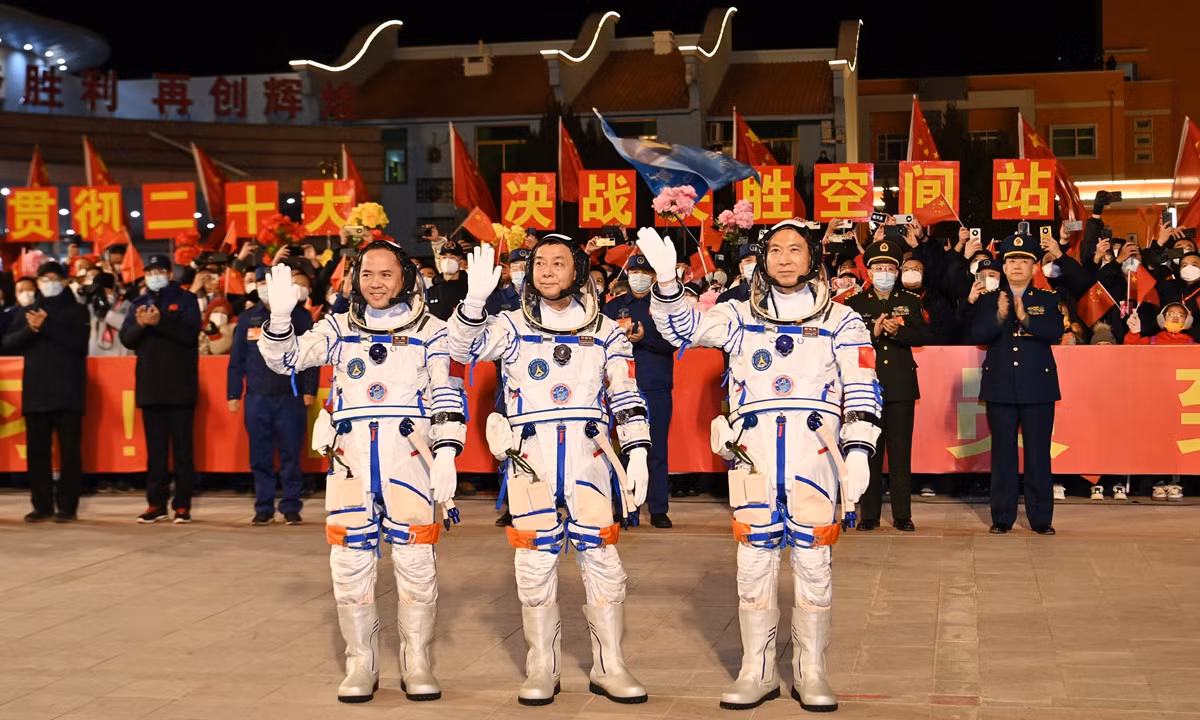 Khoanh khac Trung Quoc phong tau vu tru Than Chau 15