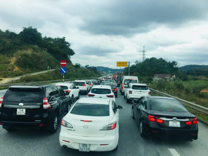 Hang van nguoi do ve du xuan, Sapa 'chay' phong nghi