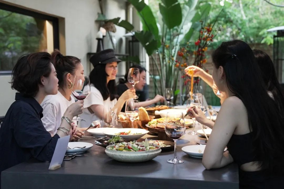 Từ khi về sống trong căn nhà đã cải tạo, các thành viên đều cảm thấy thư thái. Sau bữa sáng, chị Yu Ling sẽ tỉa cây và hoa, còn chồng sẽ dọn dẹp lá rơi trong sân... Cuộc sống giữa không gian nhà ngập ánh sáng và thiên nhiên giúp cả nhà luôn có sự thoải mái và an yên nhất có thể Theo Ifeng