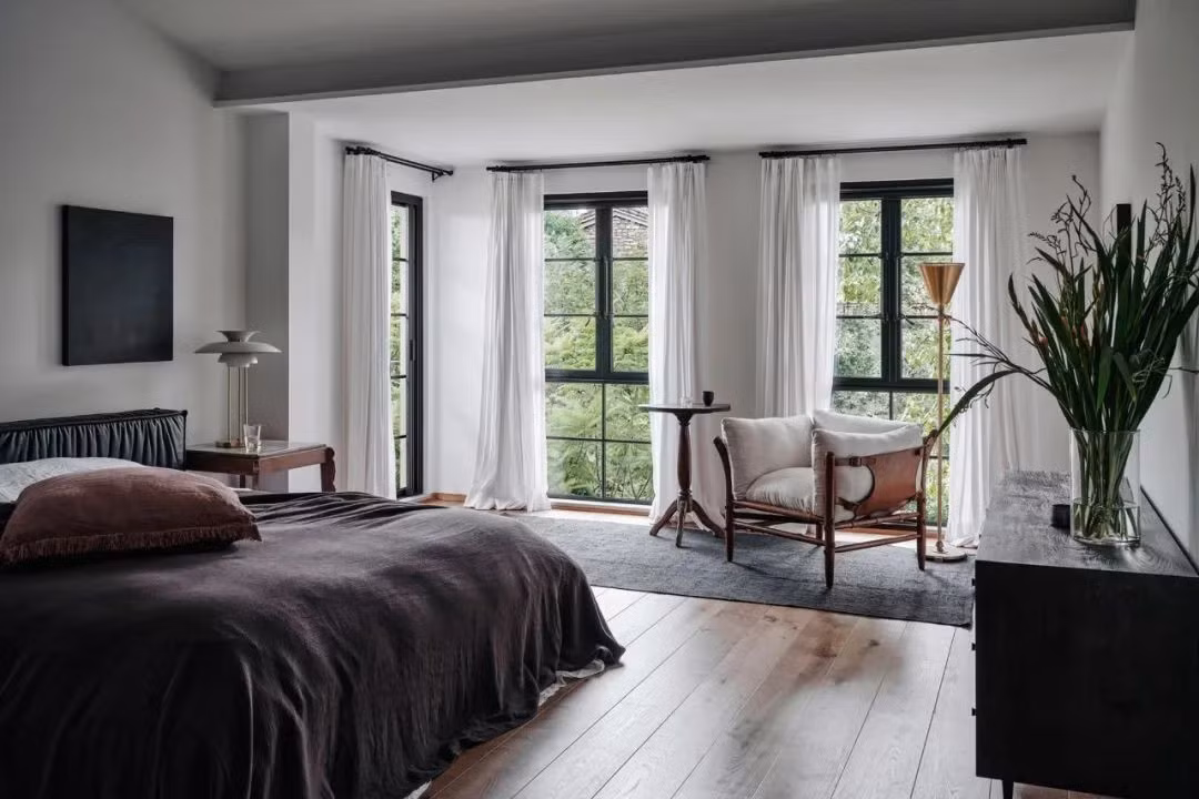 Tầng 4 là phòng ngủ chính của vợ chồng chủ nhà, phòng trà nhỏ và bàn uống nước. Sau khi thức dậy, họ không phải xuống tầng dưới, có thể ngồi tại phòng này uống trà và thảnh thơi nghỉ ngơi. "Bạn không nhất thiết phải vào bếp bất cứ lúc nào bạn muốn uống gì đó. Nhiều người bỏ qua vì quá phiền phức, nhưng đây lại là điều cuộc sống cần", gia chủ cho hay