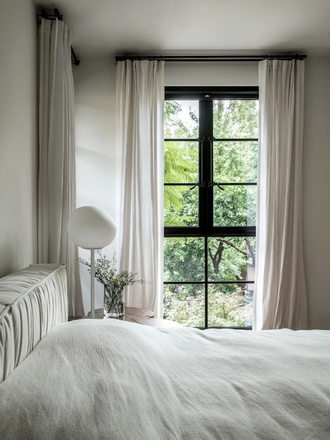 Tầng 3 là nơi bố trí phòng ngủ của con gái vợ chồng Yu Ling. Vì nhà của vợ chồng này sát với hàng xóm nên cửa sổ lớn được thu nhỏ lại để đảm bảo sự riêng tư mà tăng vẻ đẹp giống khung tranh của phong cảnh thiên nhiên bên ngoài