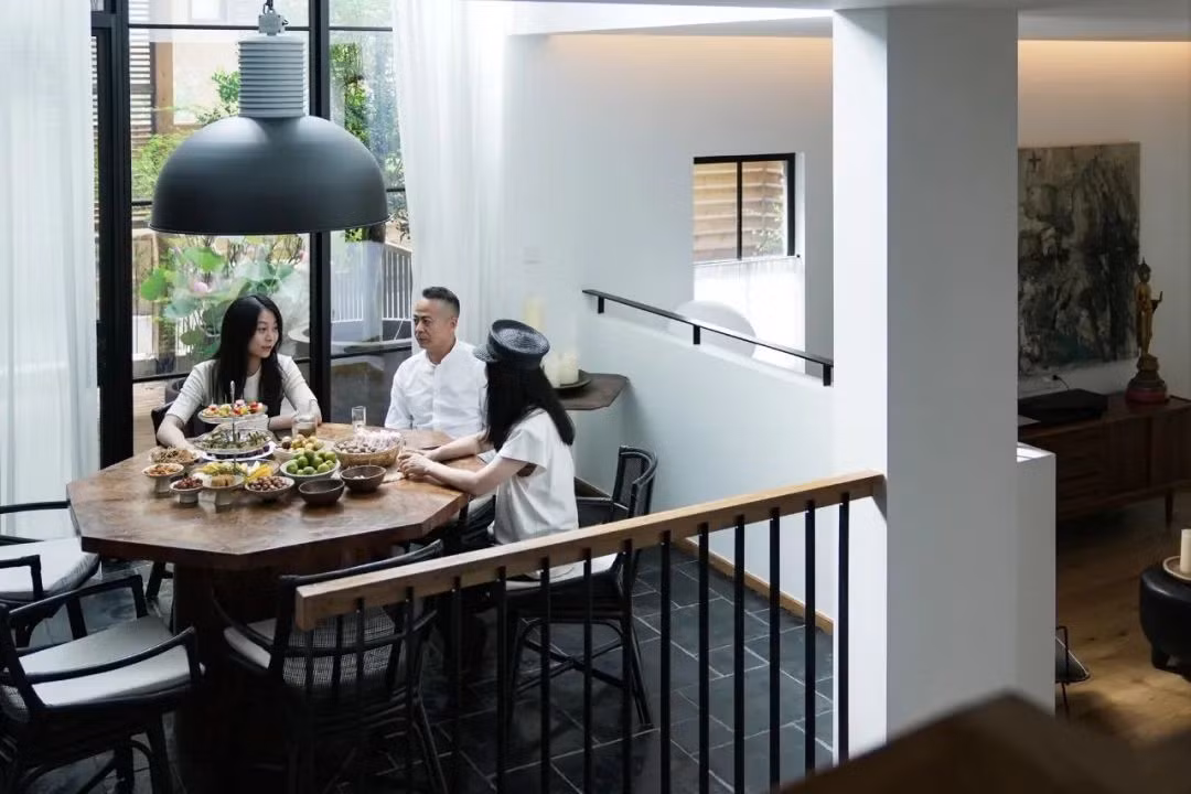 Chị Yu Ling thích sự đơn giản nên cách thiết kế căn nhà cũng không quá màu mè. Sàn nhà được gia chủ lựa chọn là gạch đá đen, tạo sự tương phản với tường trắng và đồ gỗ trong nhà. Nhờ cách phối này tạo ra tác động thị giác thú vị