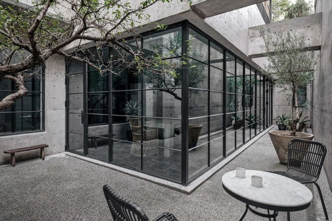 Sau 3,5 năm cải tạo, gia đình 3 người của Yu Ling đã chuyển về căn nhà mà họ từng nghĩ sẽ bán để sống. Theo quan điểm của nhà thiết kế Xie Ke, nếu muốn căn nhà tạo ra không gian thoải mái thì phải có ánh sáng. Do đó, tầng 1 được biến thành điểm nhấn hút ánh sáng với một phần trần nhà được tháo bỏ để ánh sáng có thể vào quanh sân đây là khu vực đa chức năng để xem tv, đọc sách, nghe nhạc...