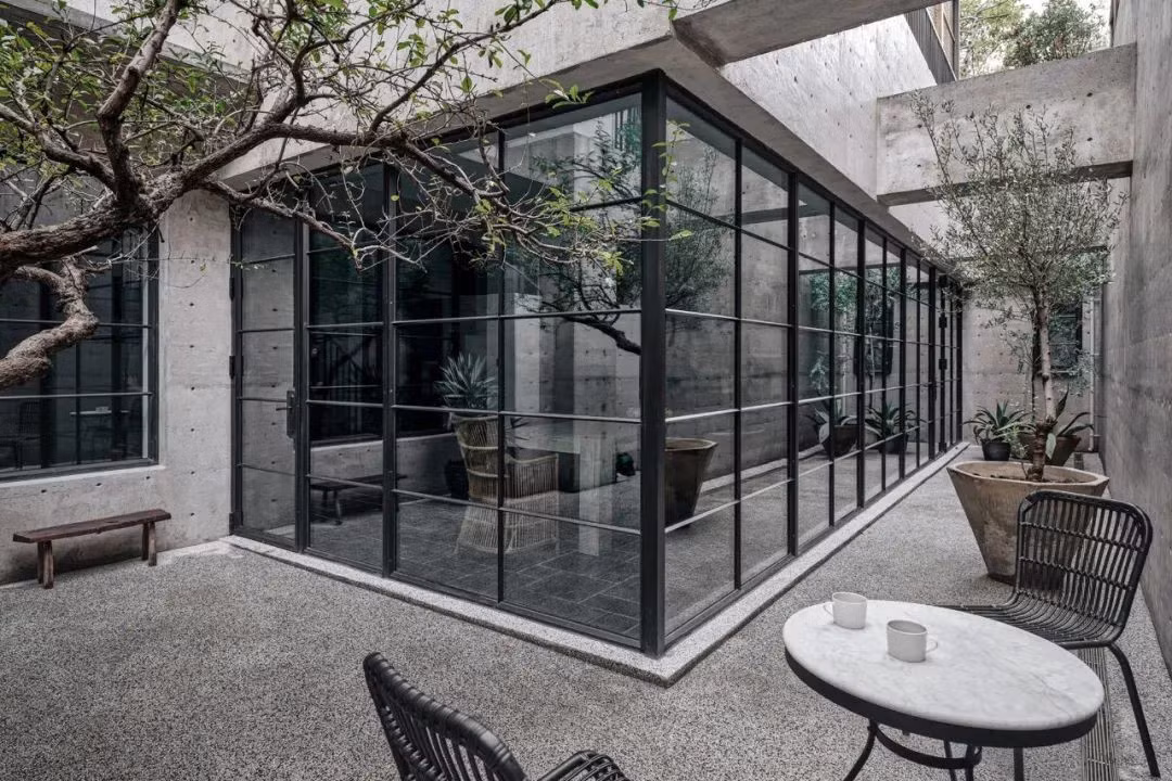 Sau 3,5 năm cải tạo, gia đình 3 người của Yu Ling đã chuyển về căn nhà mà họ từng nghĩ sẽ bán để sống. Theo quan điểm của nhà thiết kế Xie Ke, nếu muốn căn nhà tạo ra không gian thoải mái thì phải có ánh sáng. Do đó, tầng 1 được biến thành điểm nhấn hút ánh sáng với một phần trần nhà được tháo bỏ để ánh sáng có thể vào quanh sân đây là khu vực đa chức năng để xem tv, đọc sách, nghe nhạc...