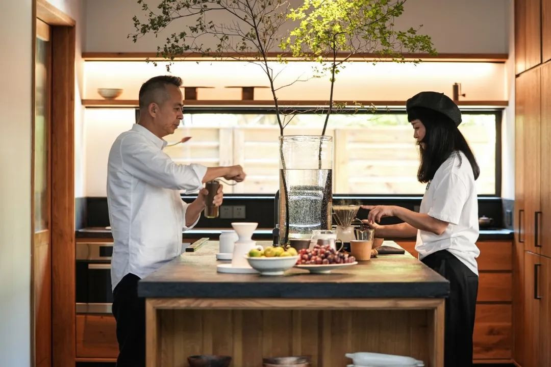 Tầng 2 là nơi bố trí phòng khách và phòng ăn, bếp kiểu Tây. Trước đây, tầng 2 còn có phòng dành cho cha mẹ của chủ nhà và nhà vệ sinh nên chật chội. Sau khi cải tạo, các phòng này được loại bỏ nên thoáng và nhiều ánh sáng hơn