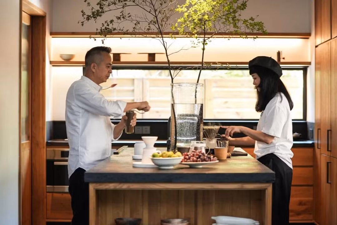 Tầng 2 là nơi bố trí phòng khách và phòng ăn, bếp kiểu Tây. Trước đây, tầng 2 còn có phòng dành cho cha mẹ của chủ nhà và nhà vệ sinh nên chật chội. Sau khi cải tạo, các phòng này được loại bỏ nên thoáng và nhiều ánh sáng hơn