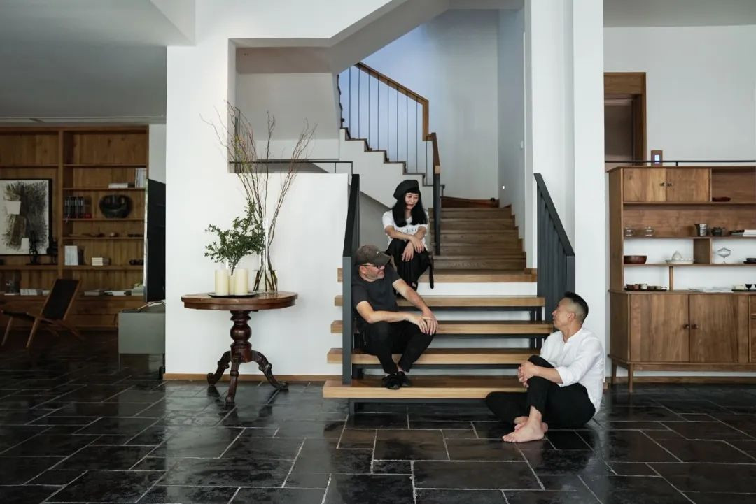 Mặc dù, 2 vợ chồng gặp nhiều nhà thiết kế tìm cách tháo gỡ nhưng chưa bao giờ cảm giác căn nhà là chỗ để sống một cách ấm áp và an yên. Sau nhiều lần chán nản, có lúc 2 người còn định từ bỏ và rao bán. Mãi đến năm 2017, khi gặp nhà thiết kế Xie Ke, họ đã tìm ra thiết kế phù hợp giúp cho căn nhà trở thành nơi đáng sống