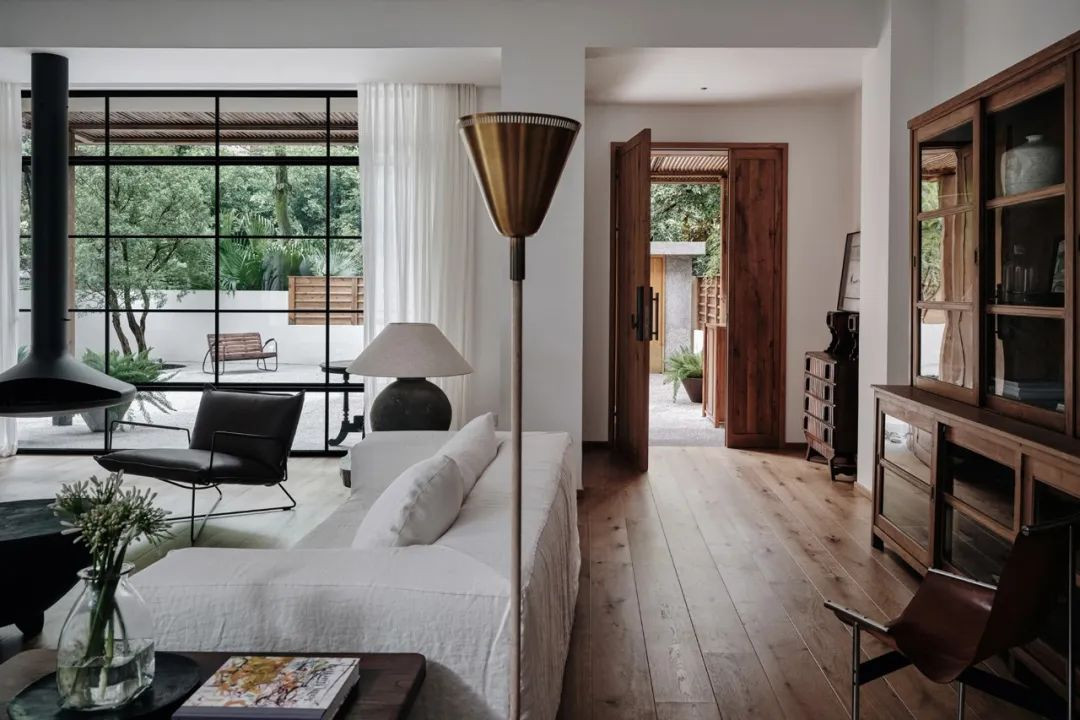 Căn nhà có 4 tầng. Trước cải tạo, lối vào nhà ở tầng 1, nhưng sau khi cải tạo có bậc thang nối từ tầng 1 lên tầng 2. Cho nên, các phòng được bố trí ở tầng 2. Bước qua khu vườn nhỏ là con đường dẫn vào trong nhà