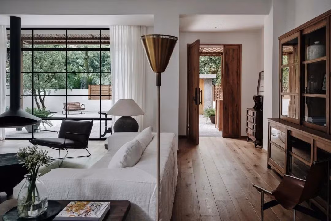 Căn nhà có 4 tầng. Trước cải tạo, lối vào nhà ở tầng 1, nhưng sau khi cải tạo có bậc thang nối từ tầng 1 lên tầng 2. Cho nên, các phòng được bố trí ở tầng 2. Bước qua khu vườn nhỏ là con đường dẫn vào trong nhà