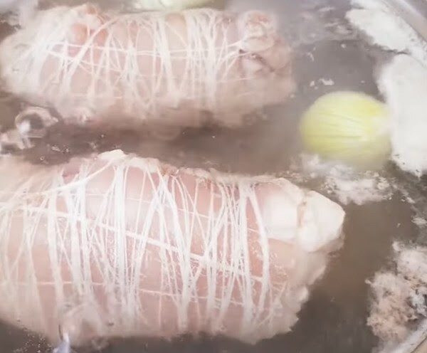 Luộc thịt heo nên quấn chặt hay để tự nhiên ảnh 3